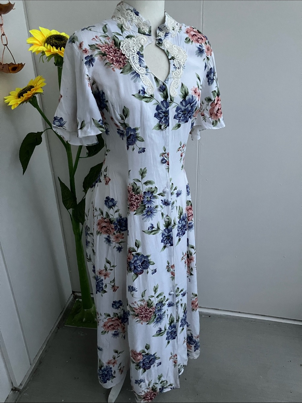 Vintage 90s Flutter Sleeve Keyhole Neckline Button Up White Floral Maxi Dress